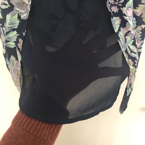 Flower print sleeveless top - Picture 9 of 10